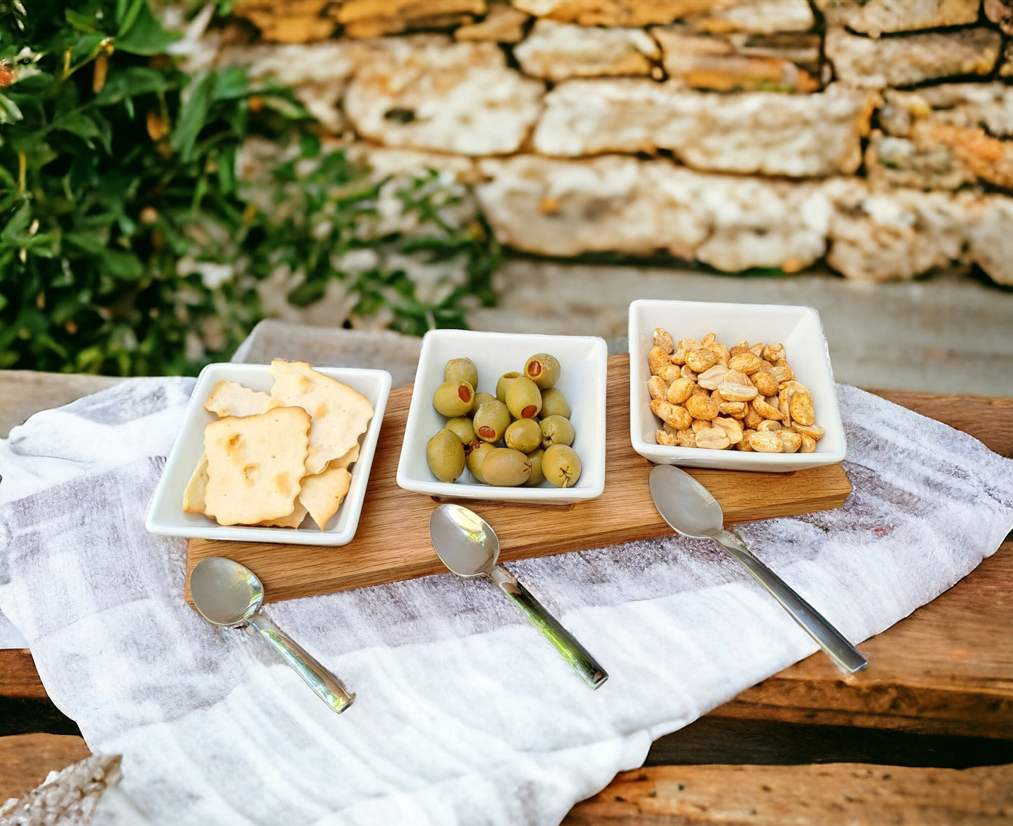3er Keramikschalen-Set mit "schwebendem" Holzbrett