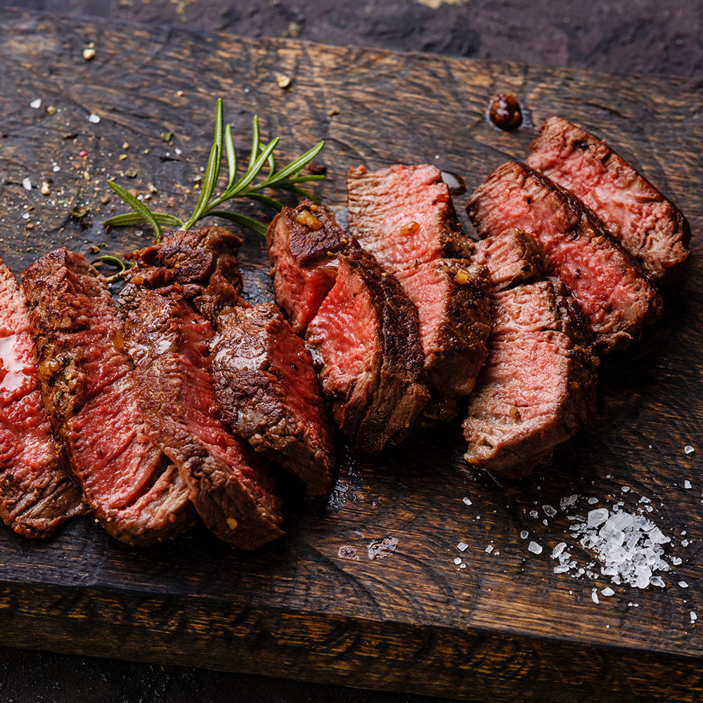 Gebratenes Rindersteak mit glasierten Karotten und Bratkartoffeln