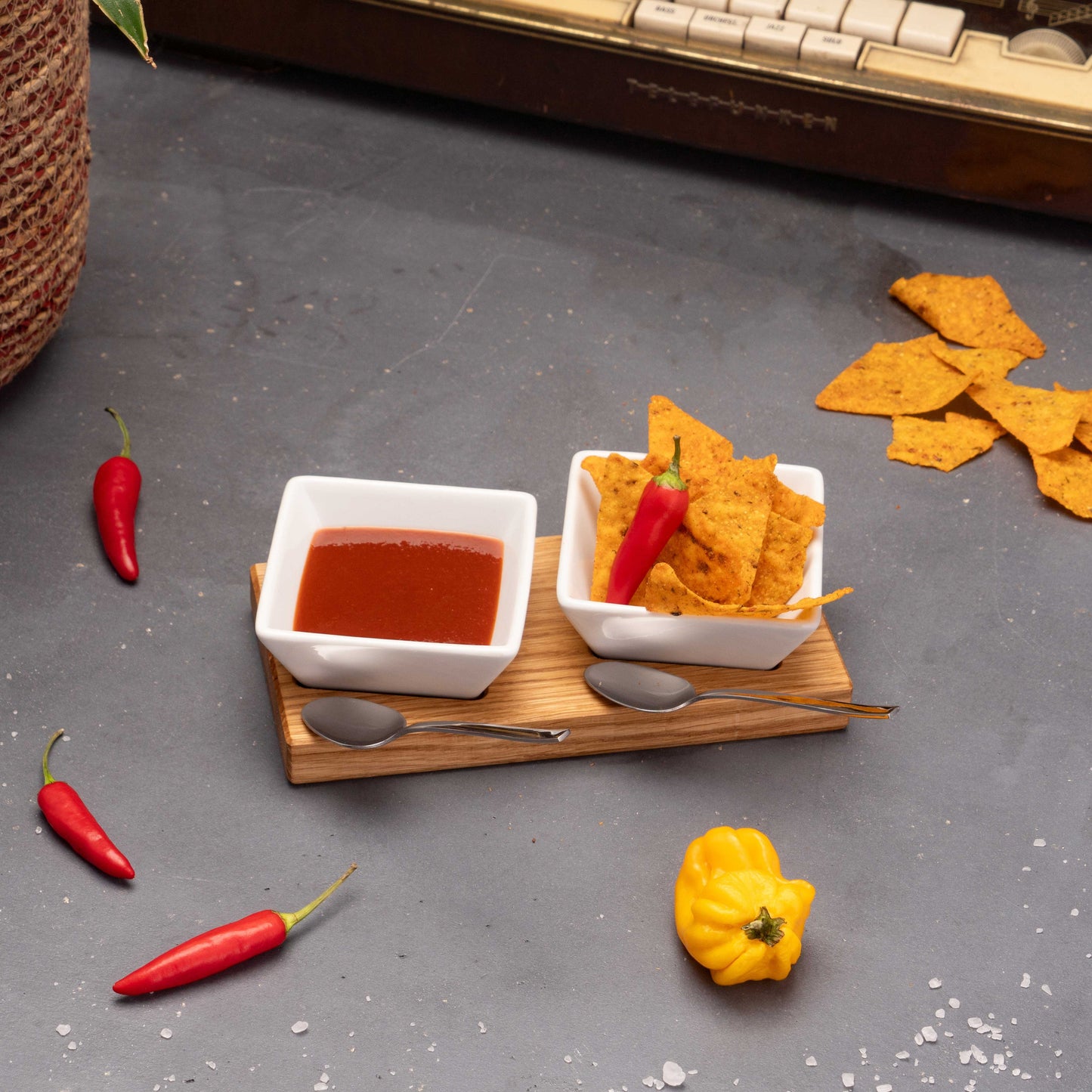 Keramikschalen-Set mit "schwebendem" Holzbrett