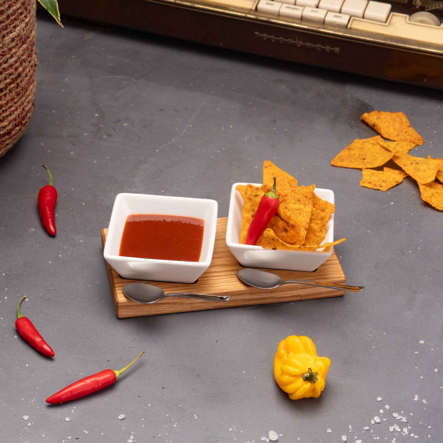 Keramikschalen-Set mit "schwebendem" Holzbrett