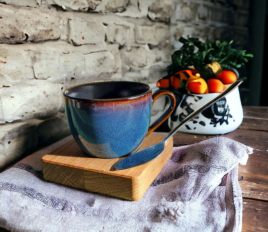 Espressotasse mit schwebendem Löffel