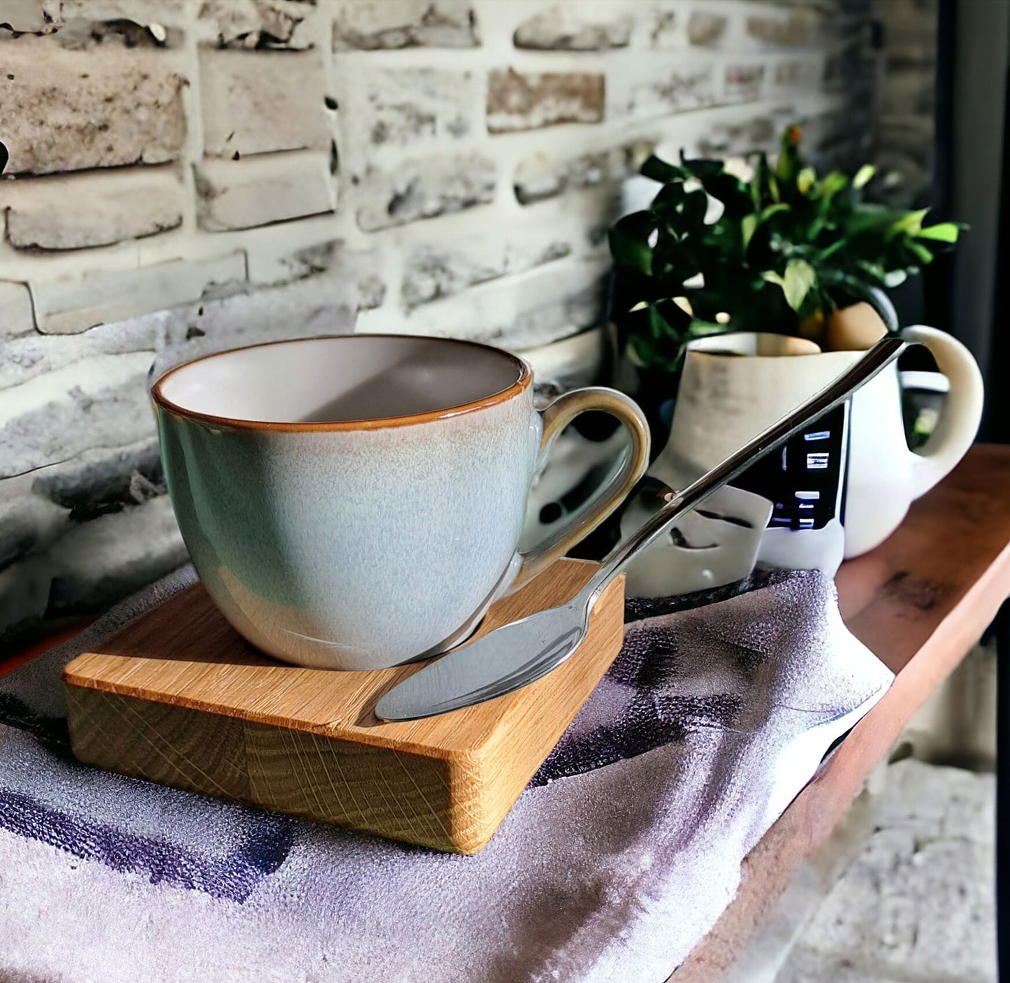 Espressotasse mit schwebendem Löffel