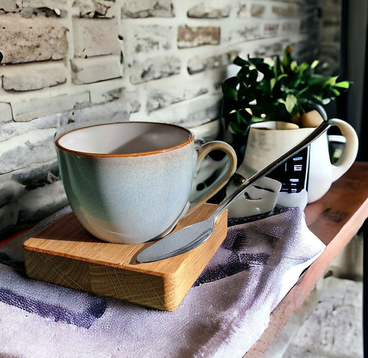 Espressotasse mit schwebendem Löffel