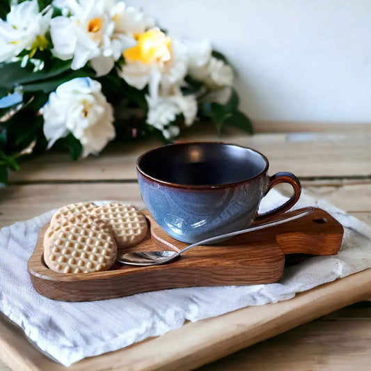 Cappuccino-Tasse mit Holzuntersetzer & schwebendem Löffel
