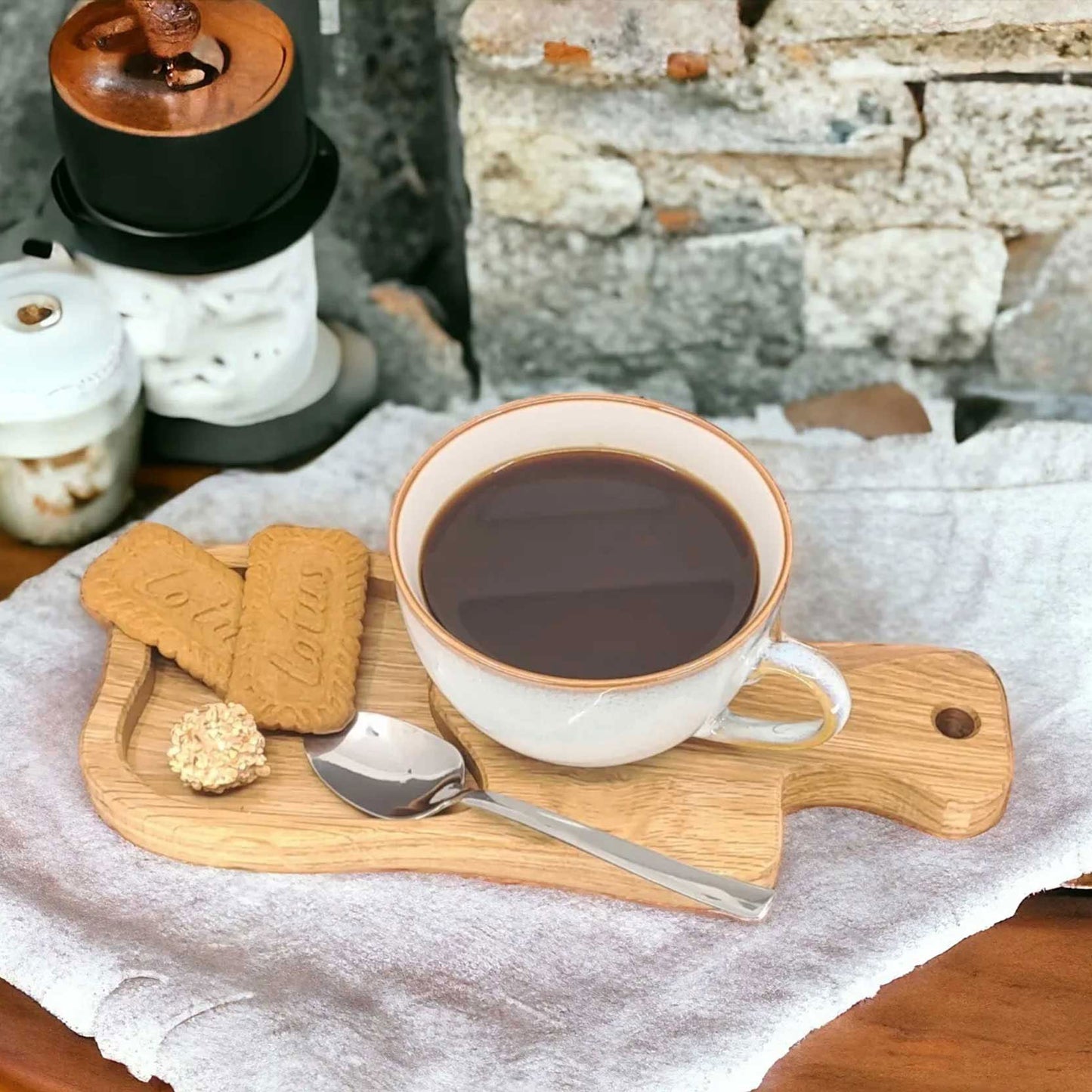 Cappuccino-Tasse mit Holzuntersetzer & schwebendem Löffel