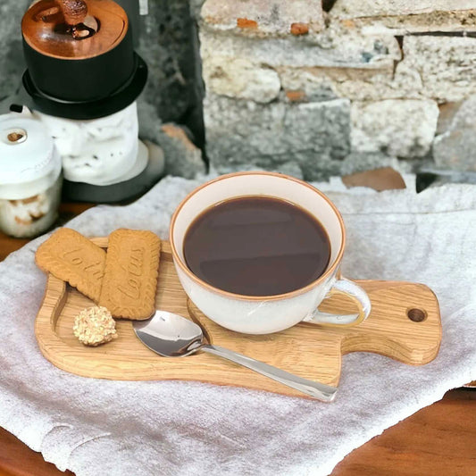 Cappuccino-Tasse mit Holzuntersetzer & schwebendem Löffel
